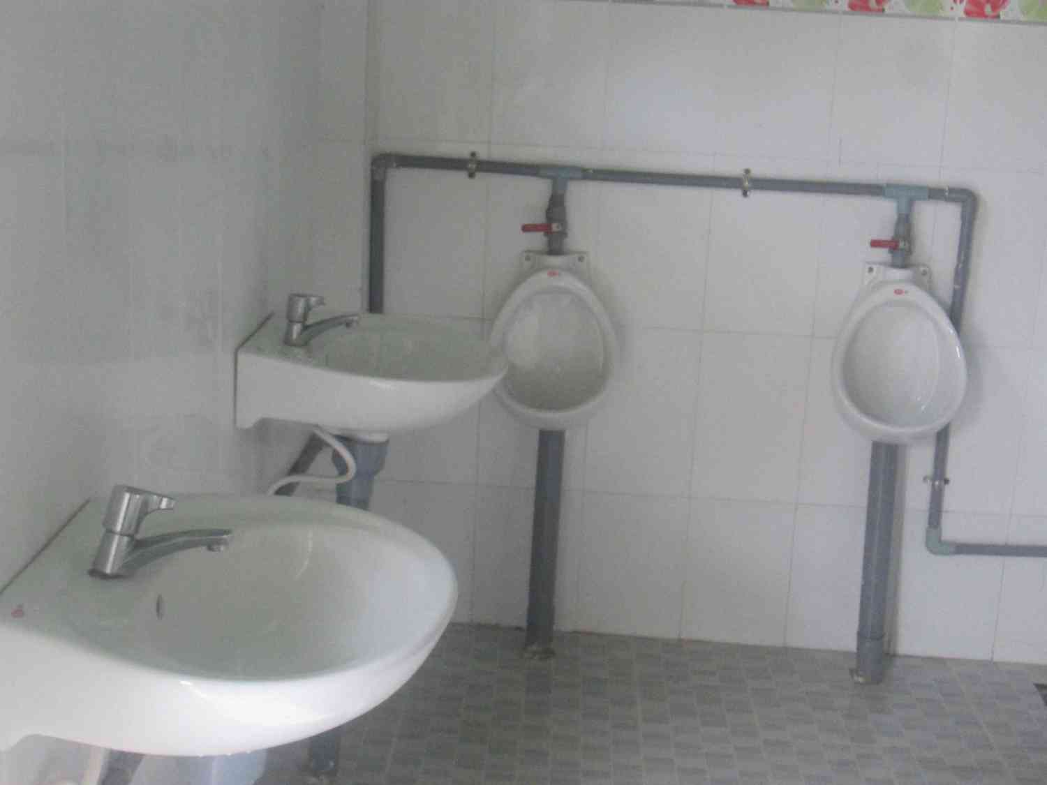 Khu vực nhà vệ sinh dành cho giáo viên nam