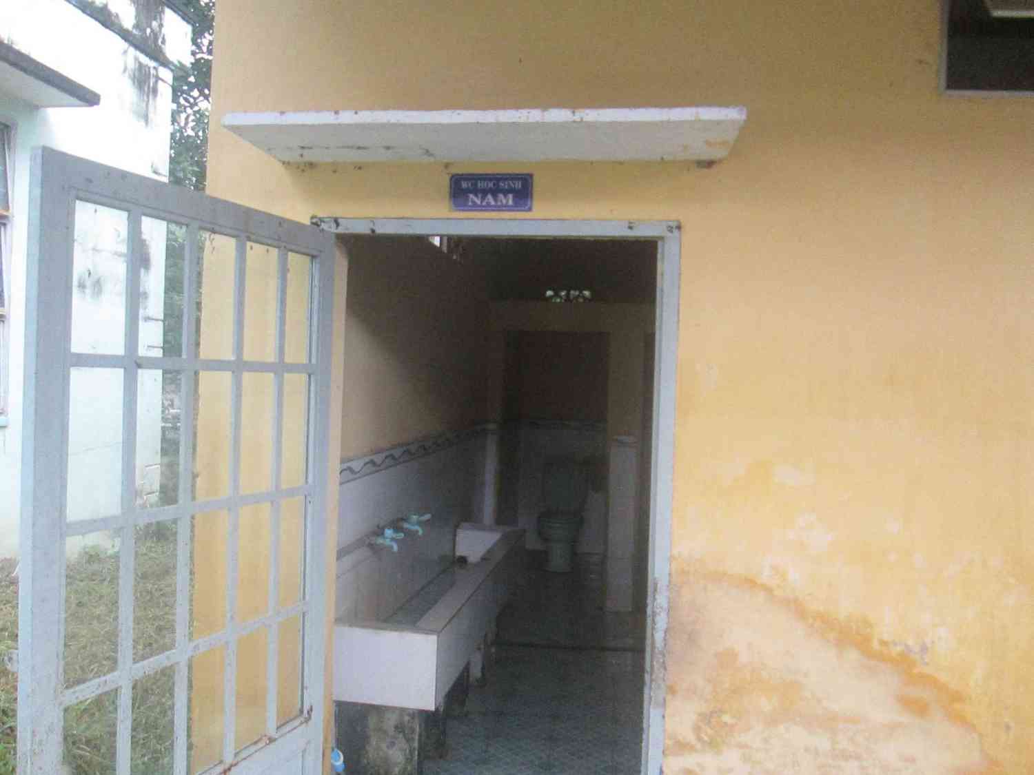 Khu vực nhà vệ sinh dành cho học sinh nam