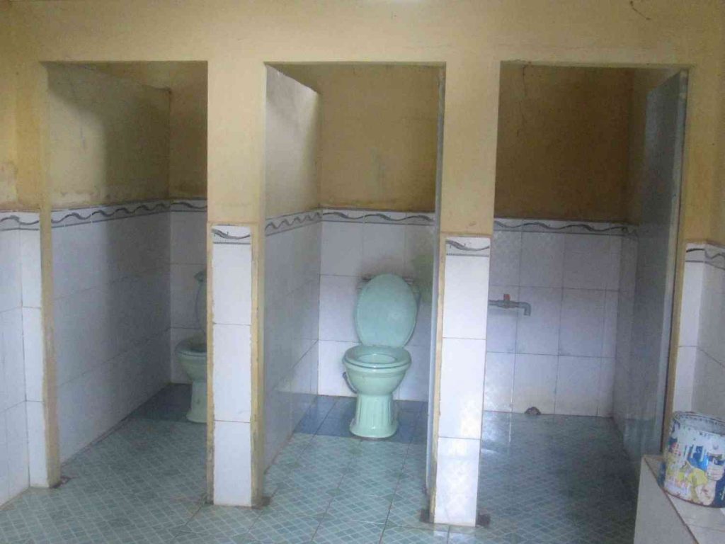 khuc vực nhà vệ sinh học sinh nữ