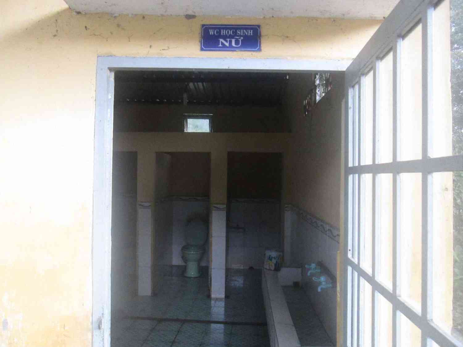 Khu vực nhà vệ sinh dành cho học sinh nữ
